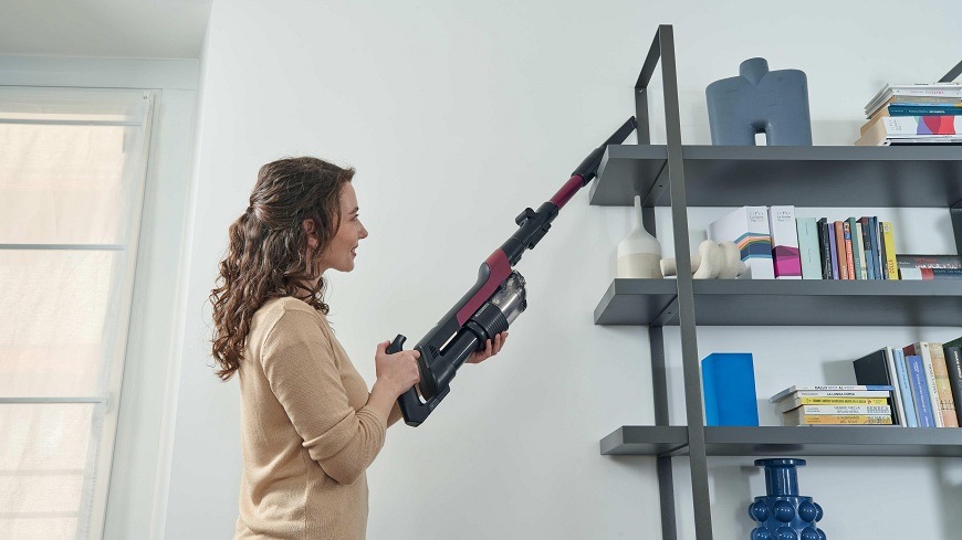 Tyčový vysavač Hoover HF210HXP 011 černý žena používá Tyčový vysavač Hoover HF210HXP 011 v ruční verzi s se štěrbinovou hubicí