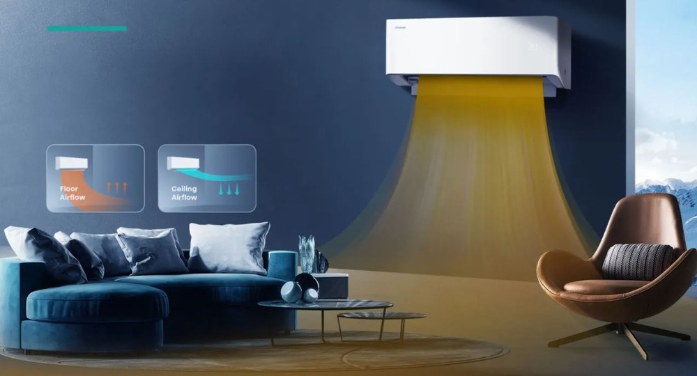 Klimatizace Hisense je připevněná na zdi a proudí z ní oranžový vzduch směrem dolů. V obrázku jsou dvě políčka, v nichž lze vidět směry proudění.