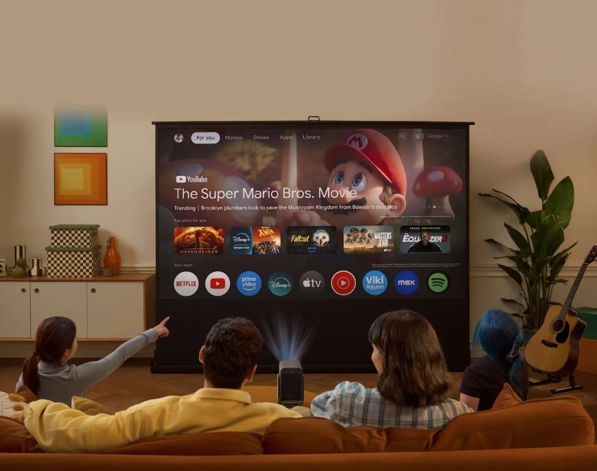 Projektor TCL A1s modrý Rodina vybírající si film z více streamovacích platforem pomocí služby Google TV integrované do TCL A1s