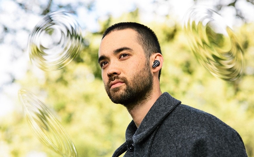 Sluchátka AKG N5 Hybrid bílá Ilustrace zvukových vln v prostoru kolem muže používajícího TWS sluchátka Anker soundcore AKG N5 Hybrid