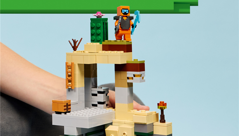 Stavebnice LEGO® Minecraft® 21587 Zombie kobka Tulák v pustině má diamantový krumpáč, palcát a netheritové brnění spolu s dalšími doplňky.