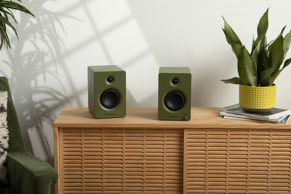 Reproduktory Victrola VPS-400 Tempo (2 ks) zelený Reproduktory Victrola volně stojící na komodě v moderním interiéru