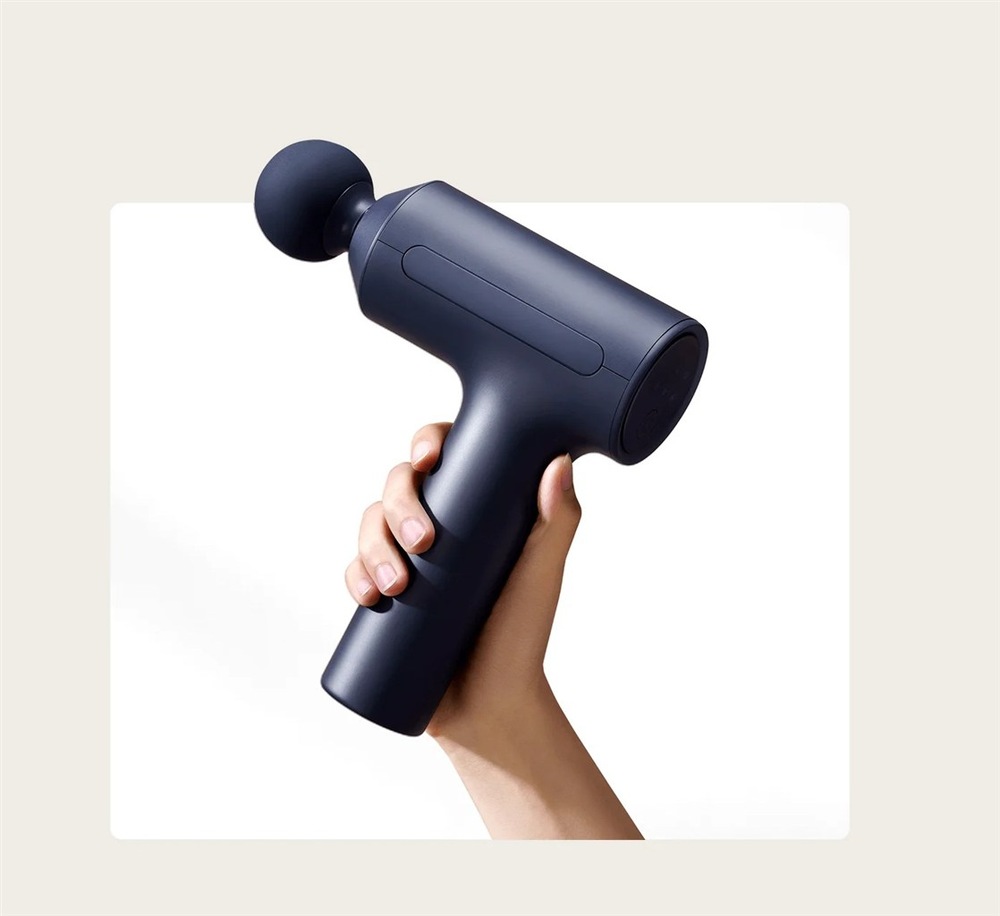 Masážní pistole Xiaomi Massage Gun 2 černá Ruka drží Masážní pistoli Xiaomi Massage Gun 2