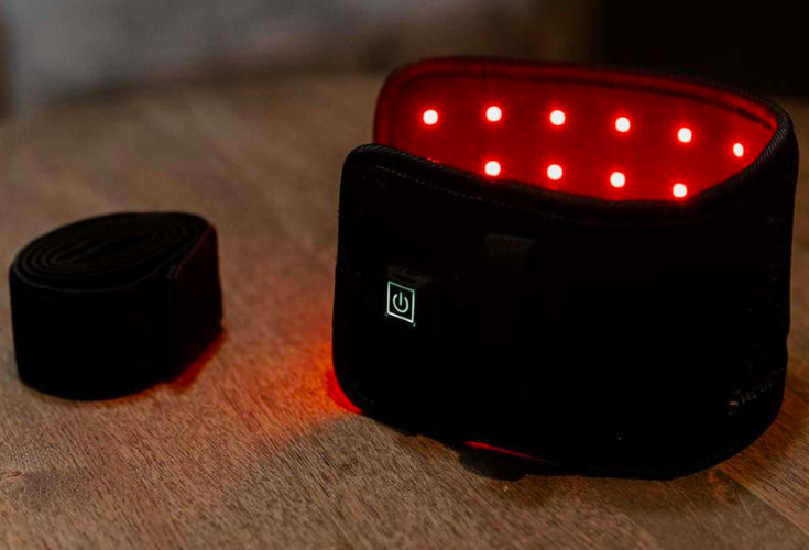 Rozsvícený LED návlek Swedish Posture InfraEaz s ovládacím tlačítkem a elastickým popruhem