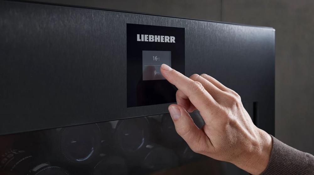 nastavování teploty na displeji vinotéky Liebherr EWTdf 3553