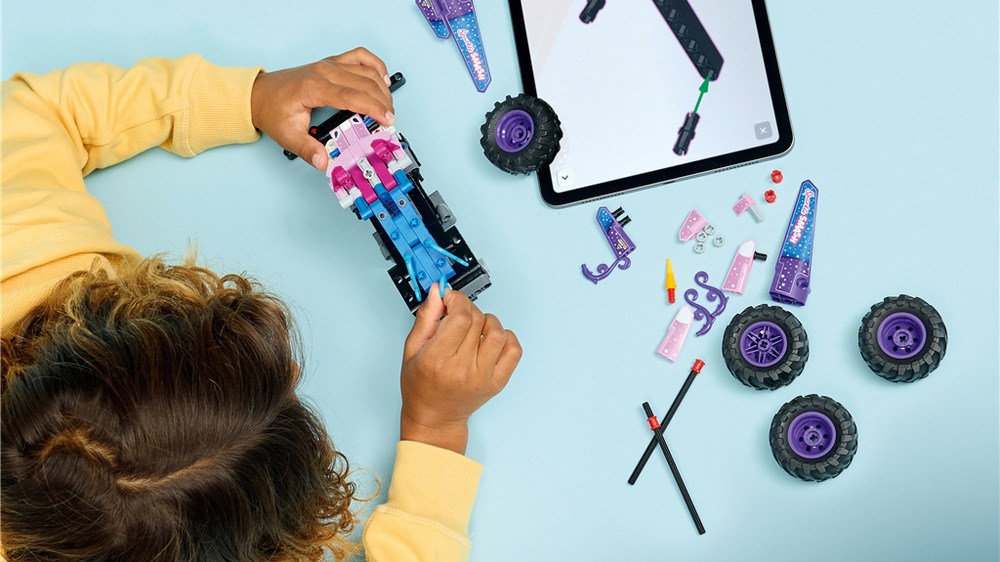 Po skončení závodů může truck zdobit dětský pokoj a aplikace LEGO Builder usnadní stavění pomocí 3D návodu.