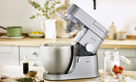 Kuchyňský robot Kenwood KVL 4100 S Chef XL na kuchyňské lince a balónová metla