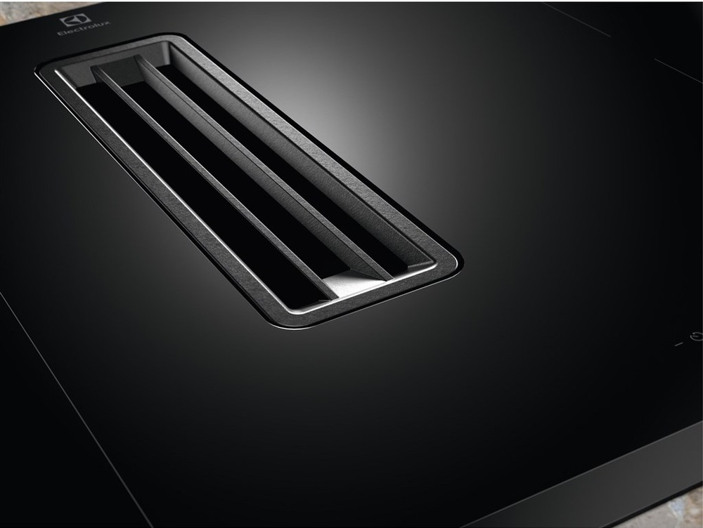 Indukční varná deska s odsáváním Electrolux Série 600 ECC8344 černá Detail na mřížku odsavače par indukční varné desky Electrolux