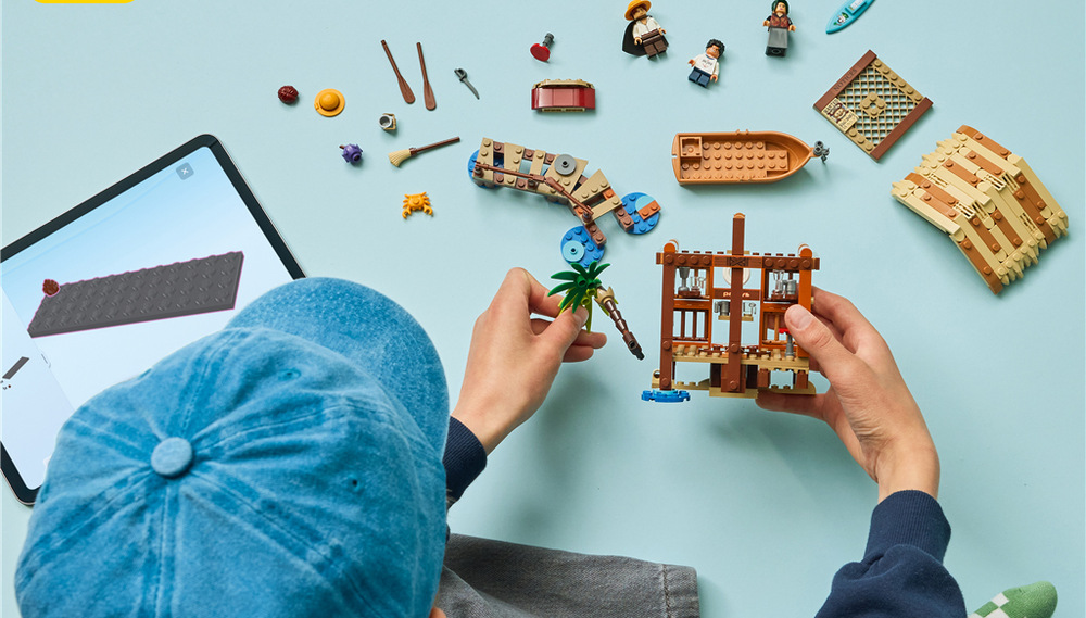 Stavebnice LEGO® ONE PIECE 75636 Chatrč v Mlýnové vesnici Drobné doplňky v podobě plakátu a ďábelského ovoce přidávají modelu další možnosti pro kreativní hraní.