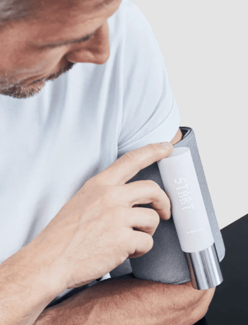 Tlakoměr na paži Withings BPM Core WPM04 s Wi‑Fi šedý/bílý Muž měřící tlak na paži.