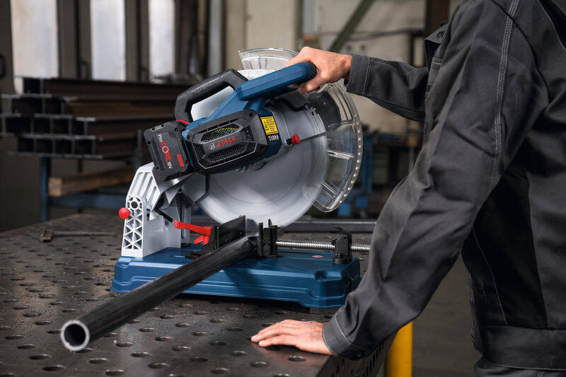 Pohled na muže při práci s Pilou na kov Bosch Professional GCD 18V-355