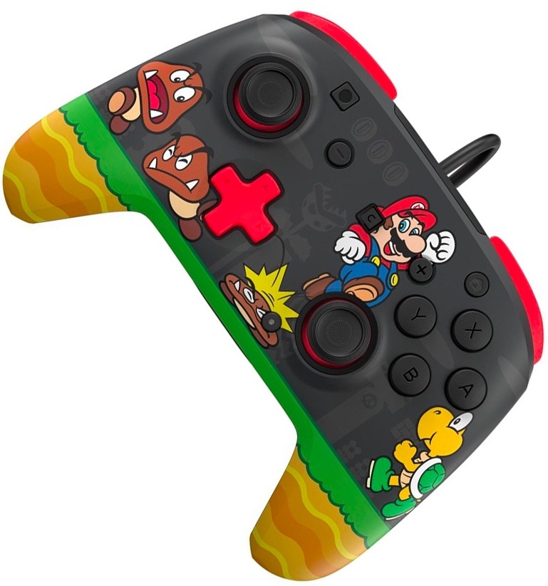 Na obrázku je černý drátový gamepad Turtle Beach s barevným motivem ze světa Super Mario. Na těle ovladače jsou vyobrazeni Mario, Goombové a Koopa Troopa, doplnění zelenými, žlutými a červenými prvky. Gamepad má dvě analogové páčky, červený směrový kříž, tlačítka A, B, X a Y a několik menších ovládacích tlačítek. Z horní části vede připojovací kabel.