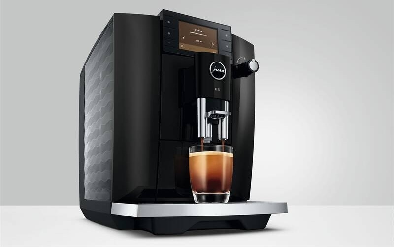 Automatický kávovar Jura E6 Piano Black (ED) černý Černý kávovar Jura E6 připravuje čerstvou kávu s bohatou krémou do sklenice na stole