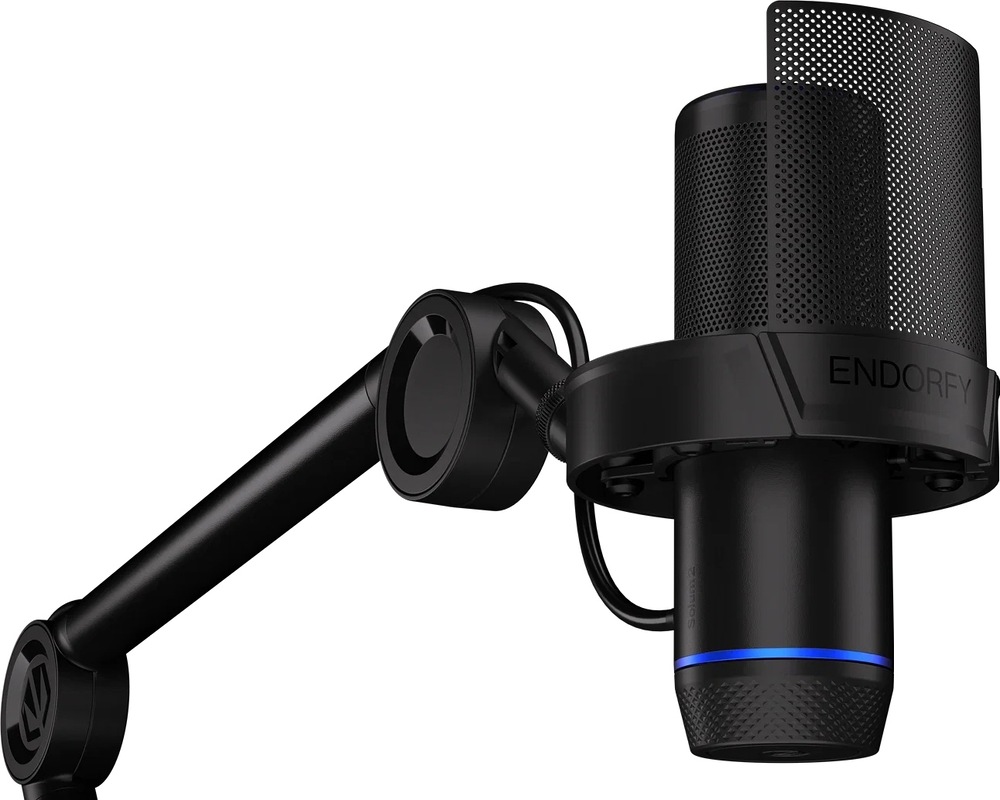 Mikrofon ENDORFY Solum 2 Boom Arm černý Detail černého mikrofonu ENDORFY Solum 2 v antivibračním držáku s kovovým pop filtrem, modrou LED a částí nastavitelného ramene.