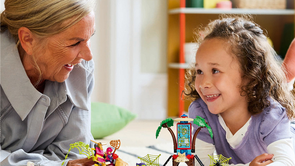 Stavebnice LEGO® Marvel Spidey a jeho úžasní přátelé 11200 Spidey, Gobby a raptoří bitva na základně na stromě Dinosauří základna s domem na stromě nabízí prostor pro výpravy Spidey-Rexe, Gobby-Raptora, Dino-Spina i Trapstera.
