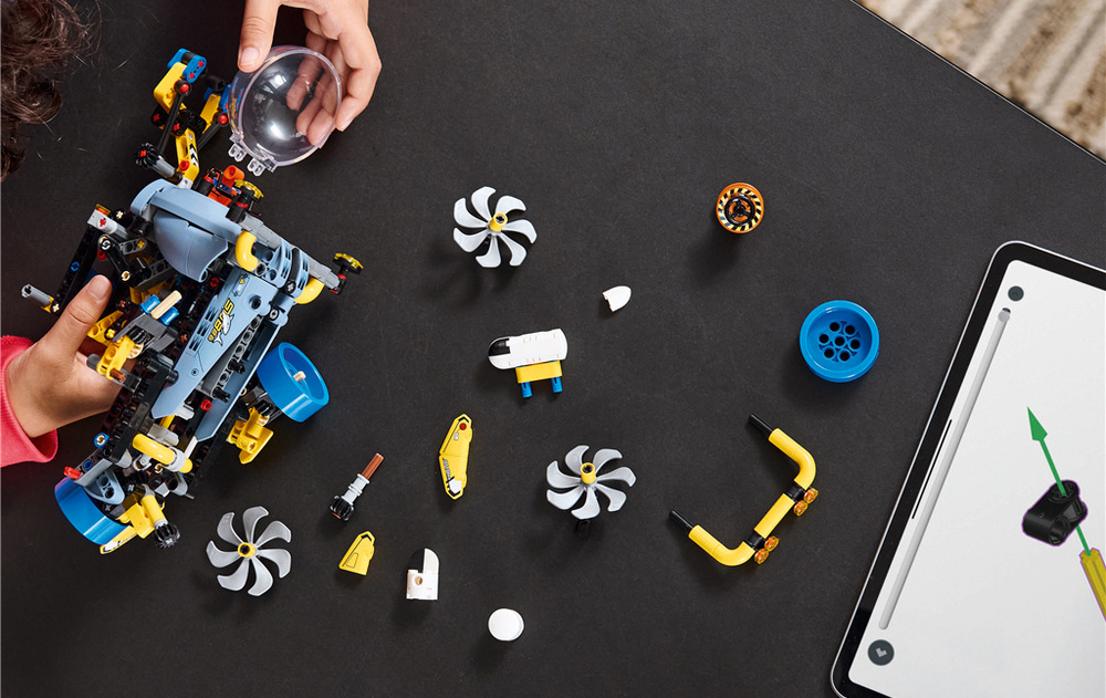 Stavebnice LEGO® Technic 42201 Hlubinná výzkumná ponorka Tři otočné vrtule, otevírací kokpit a výsuvné rameno umožňují dětem poznávat fungování jednotlivých mechanismů.