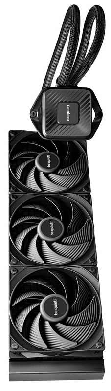 Na obrázku je vodní chladič be quiet! Pure Loop 3 360. Dole je úzký radiátor se třemi velkými černými ventilátory nad sebou, které mají lopatky s jemným žebrováním a uprostřed logo „be quiet!“. Z radiátoru vedou nahoru dvě opletené hadice k pumpě/bloku na procesor – je to černý, zaoblený čtverec s nápisem „be quiet!“ a drobným symbolem plus na boku. Celá sestava je černá a působí jako kompaktní vodní okruh pro chlazení CPU.