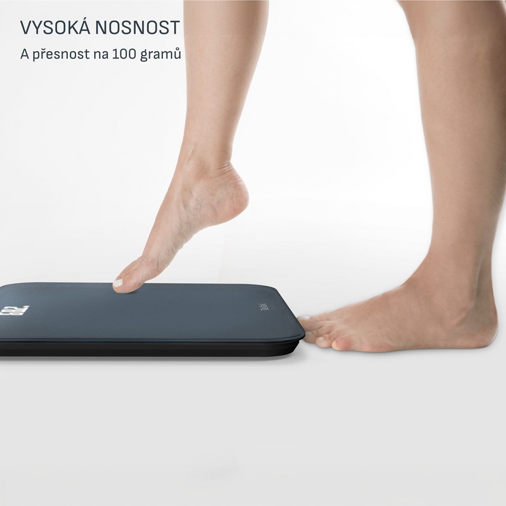 Žena vstupuje na váhu Tefal PP1906V0 Classic