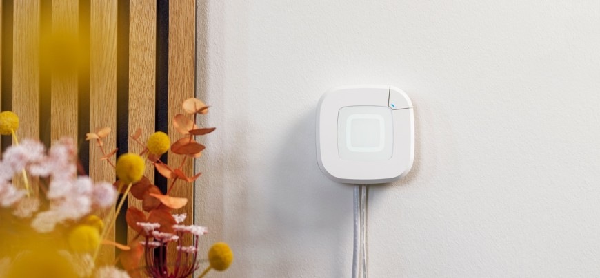 Řídicí jednotka Homematic IP 2 instalovaná na zdi