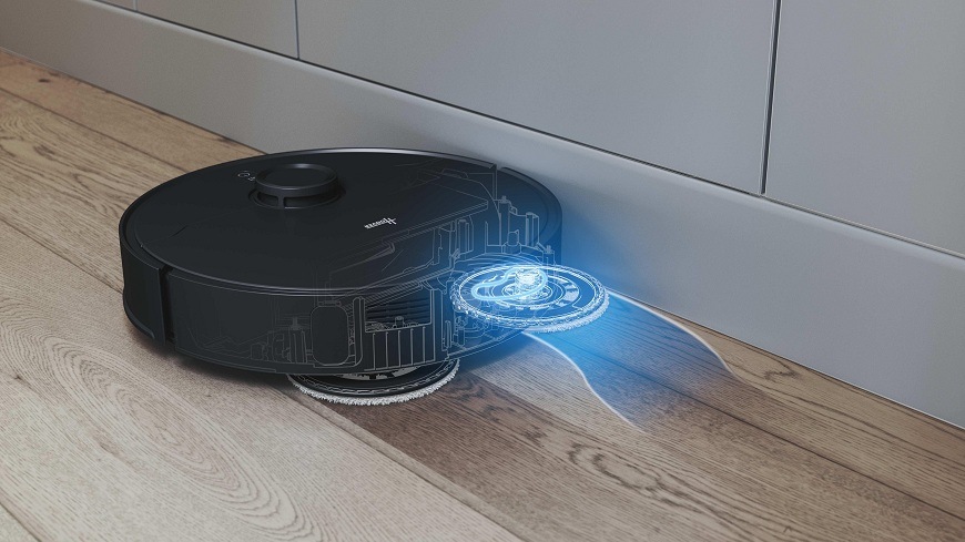 Robotický vysavač Hoover HG870HU 011 mopuje u okraje nábytku a vysouvá jeden mop, aby to vytřel co nejblíže