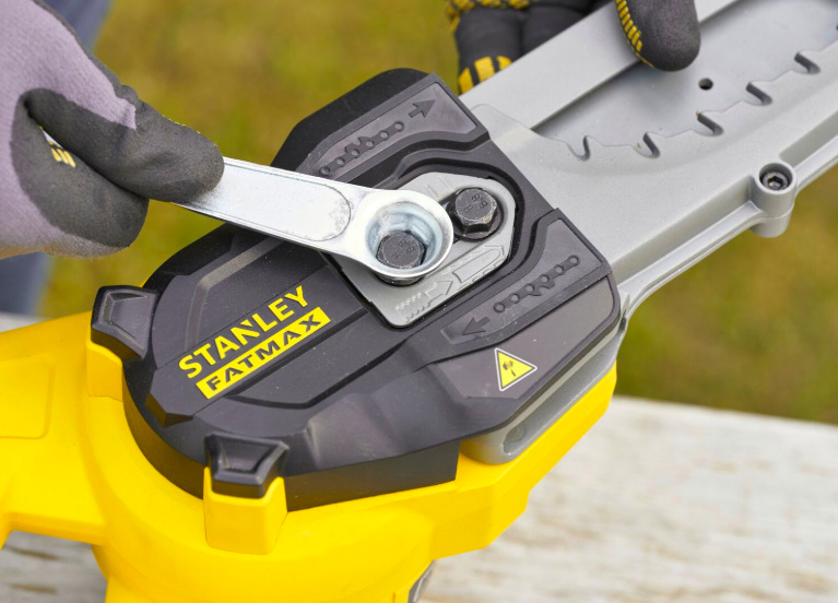 Detail nastavení napnutí řetězu u Stanley FatMax SFMCPS515M1-QW pomocí upevnění lišty