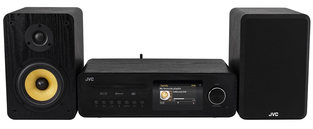 Čelní pohled na minisystém JVC MX-E455: barevný displej se zobrazením Spotify, ovládací prvky, CD slot a jeden reproduktor s výraznou žlutou membránou