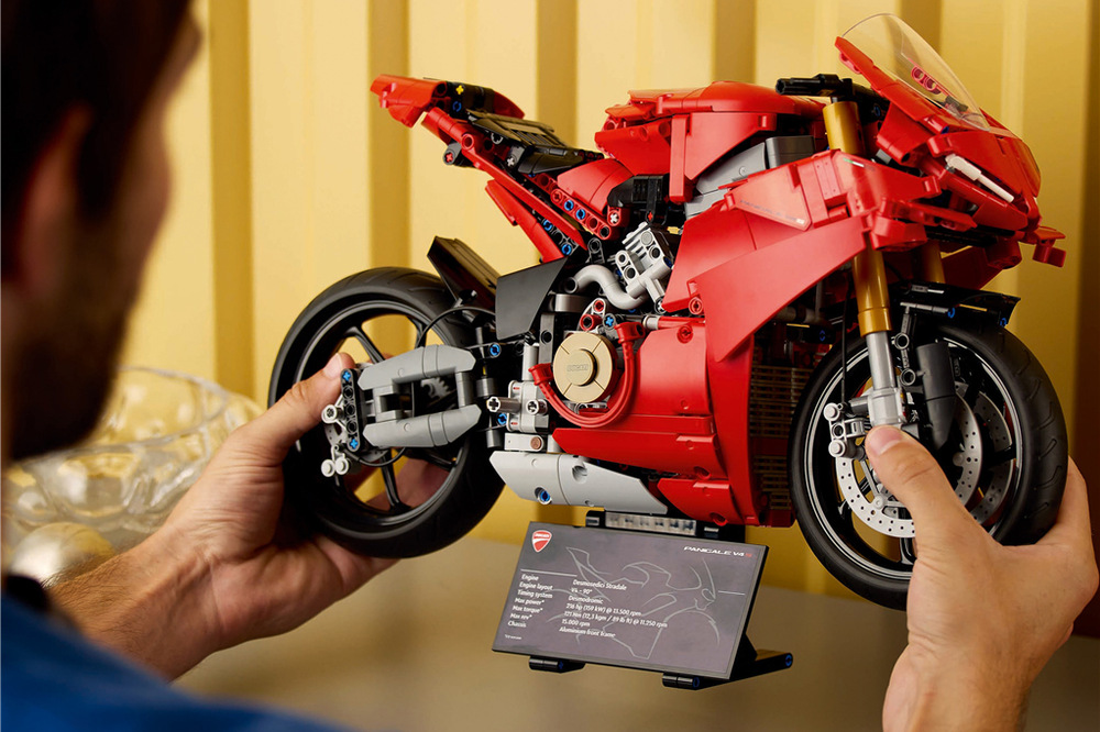 Hotový model s podstavcem zaujme na poličce a díky aplikaci LEGO Builder se snadno staví.