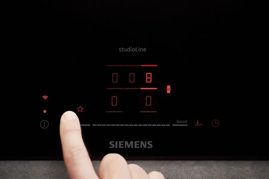 Prst nastavující úroveň vaření na indukční varné desce Siemens