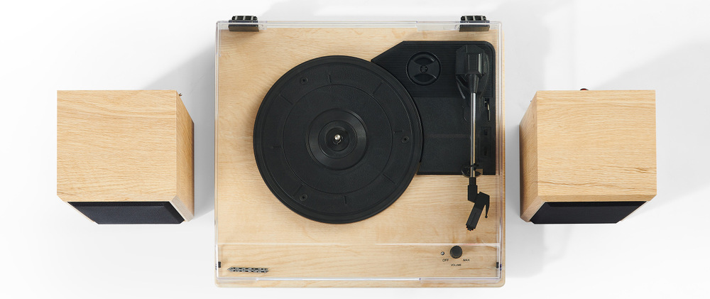 Retro design Crosley s čistými liniemi kombinuje estetiku vinylu s moderním a univerzálním vzhledem.