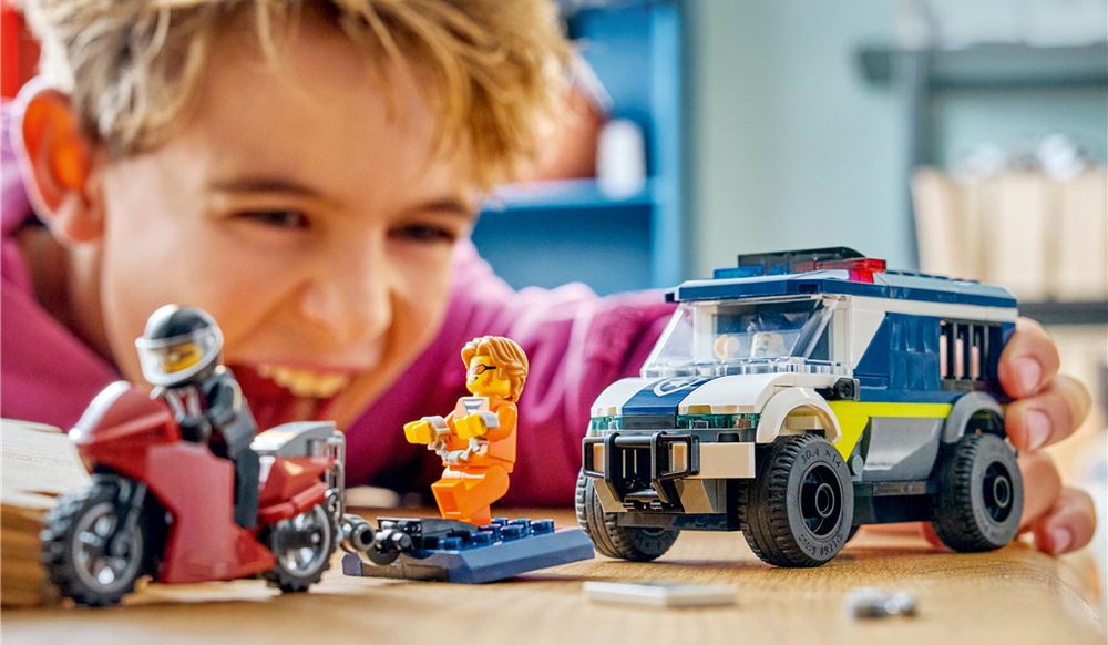 Stavebnice LEGO® City 60479 Policejní dodávka pro převoz vězňů Dodávku lze kombinovat s dalšími modely LEGO City a vytvářet stále nové policejní zásahy, honičky i záchrany.