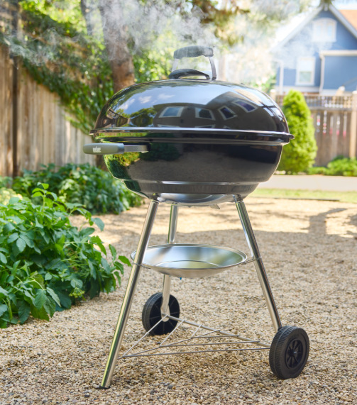 Zahradní gril Weber Bar-B Kettle 47 cm na dřevěné uhlí při grilování na zahradě