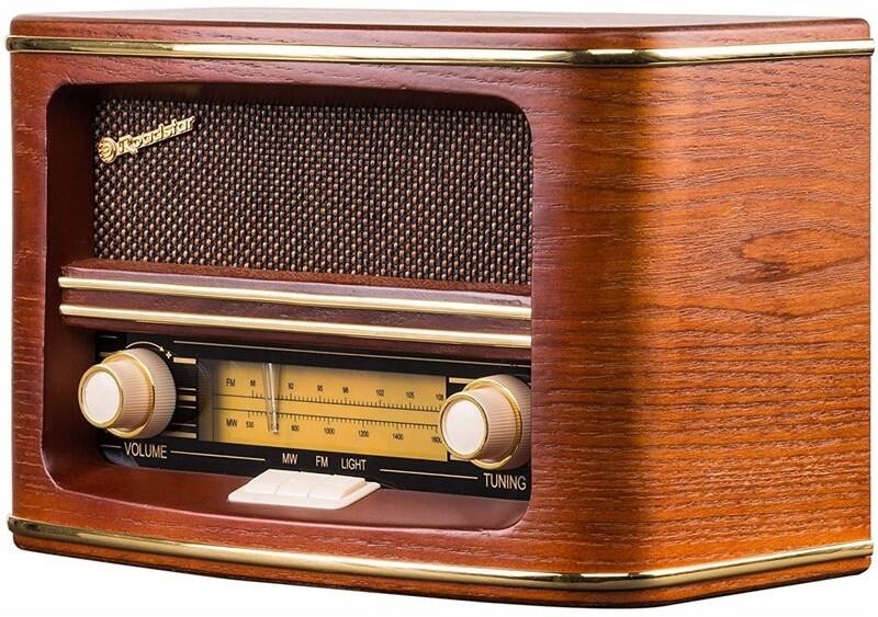 Retro radiopřijímač Roadstar HRA-1500/N v elegantním hnědém dřevěném provedení.