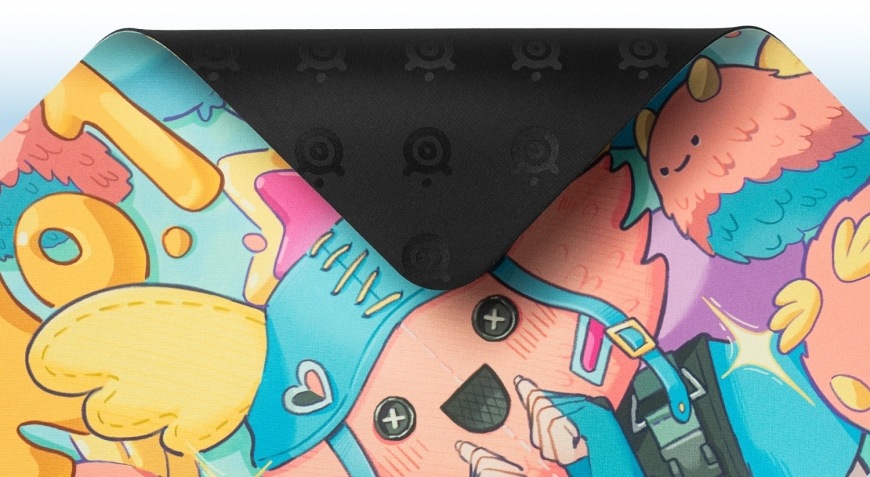 Podložka pod myš SteelSeries QcK Large, Fortnite Guff růžová Detail podložky QcK Fortnite Guff s odklopenými rohy a gumovou spodní stranou