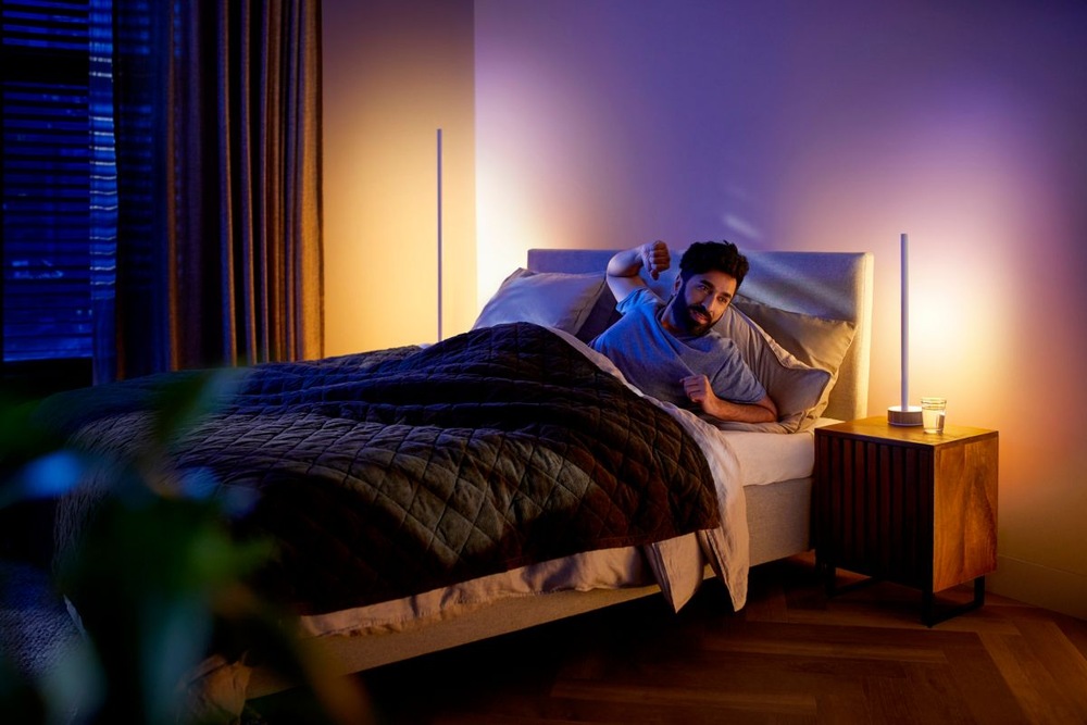 Stolní LED lampička Philips Hue Gradient Signe - dub Stolní LED lampička Philips Hue Gradient Signe - dub