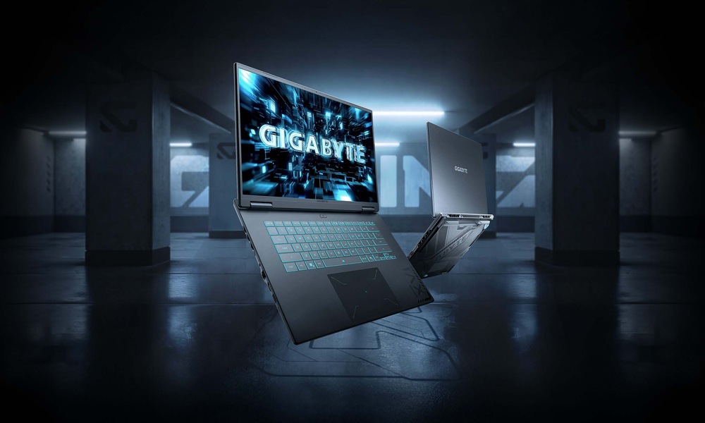 Ve vzduchu plovoucí notebook s logem Gigabyte na obrazovce, umístěný v tlumeně osvětlené parkovací garáži. Scéna vyzařuje futuristickou atmosféru zaměřenou na technologie.