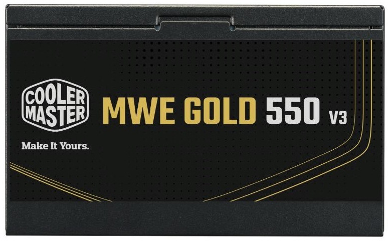 Na obrázku je boční strana napájecího zdroje Cooler Master s černým štítkem. Vlevo je logo Cooler Master, vedle velký nápis MWE Gold 550 V3 ve zlaté a bílé barvě a jemné zlaté linky.