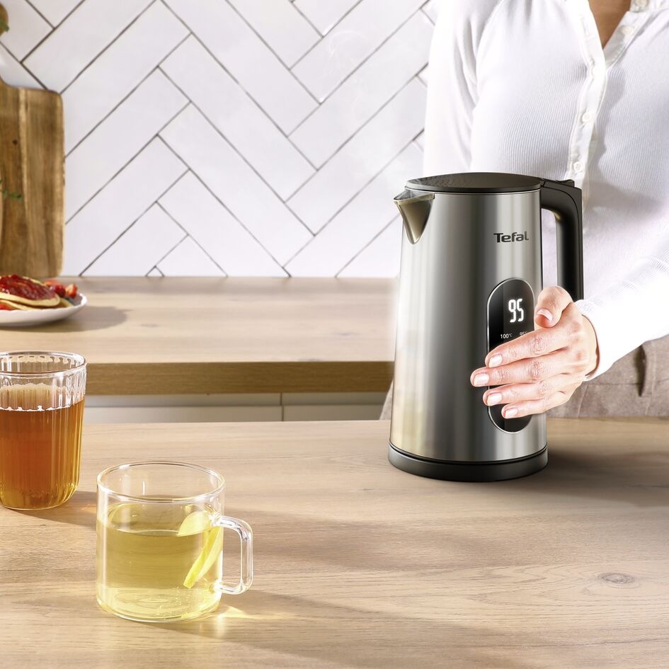 Žena drží v rukou konvici Tefal KI871DE0 Selection s chladným vnejškem
