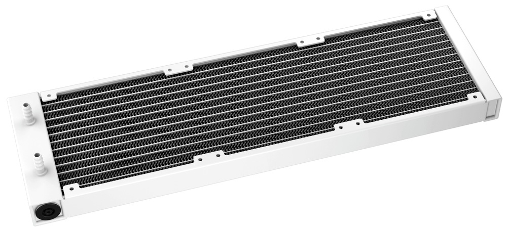 Vodní chladič DeepCool LS720 SE White bílý Na obrázku je bílý radiátor vodního chladiče DeepCool LS720 SE White. Má dlouhý obdélníkový tvar, uprostřed husté kovové chladicí lamely a po stranách otvory pro montáž ventilátorů. Na levém konci jsou dva vývody pro připojení hadic s kapalinou. Celek působí technicky, pevně a minimalisticky.