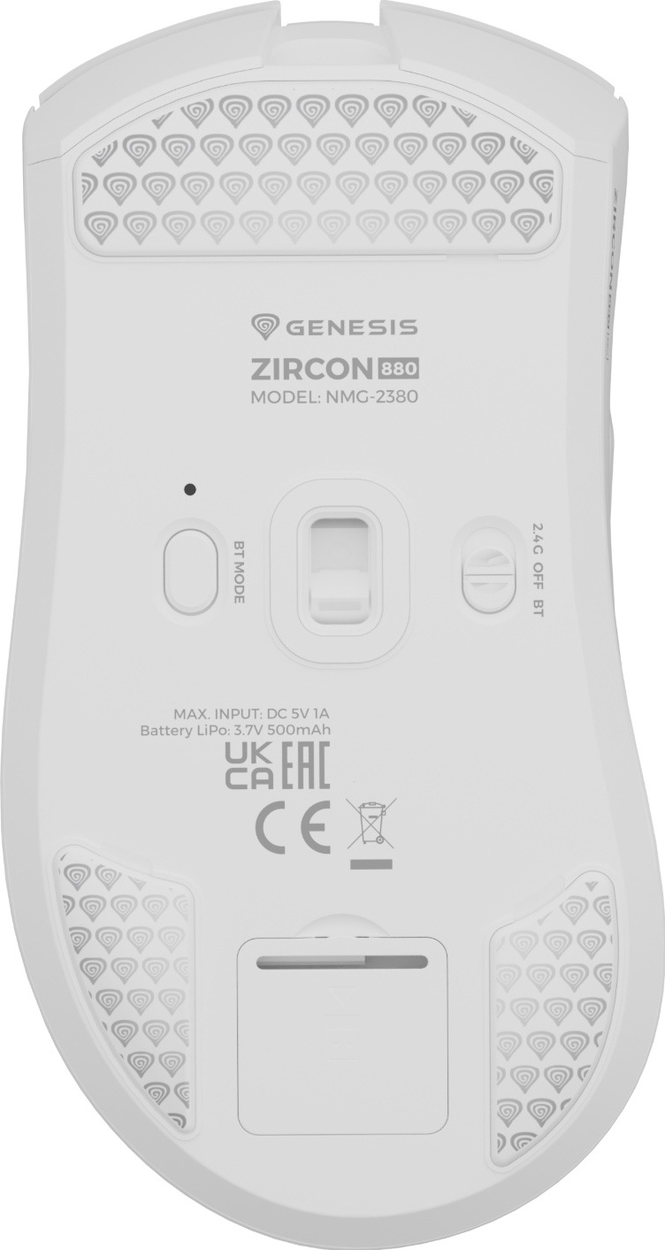Spodní strana bílé myši Genesis Zircon 880 s optickým senzorem uprostřed, tlačítkem režimu Bluetooth a přepínačem 2,4 GHz, vypnutí a Bluetooth. Po okrajích jsou skleněné kluzáky a dole kryt úložného prostoru pro USB přijímač.