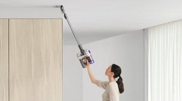 Tyčový vysavač Dyson V7 Advanced stříbrný