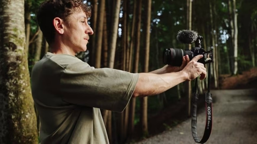 Digitální fotoaparát Canon EOS R6 Mark III + RF 24-105 mm f/4-7.1 IS STM černý Muž vlogující s fotoaparátem Canon EOS R6 Mark III s vysokým rozlišením