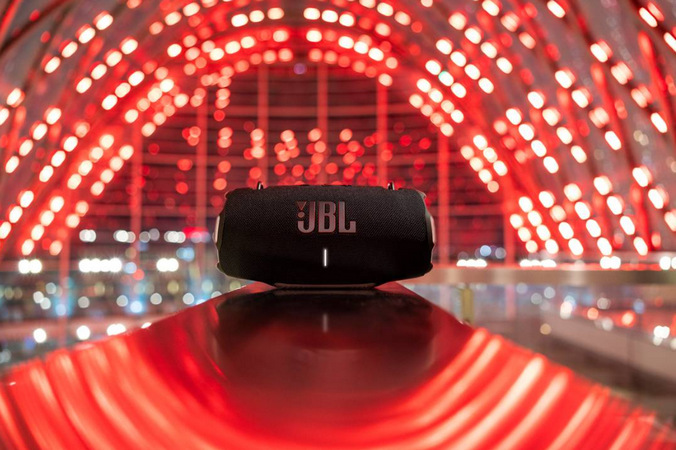 Přenosný reproduktor JBL XTREME 4, černý má baterii na 24 hodin přehrávání