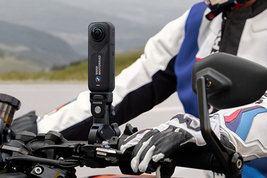 Outdoorová kamera Insta360 X5 BMW limitovaná edice černá Outdoorová kamera Insta360 X5 připevněná na řídítkách motorky