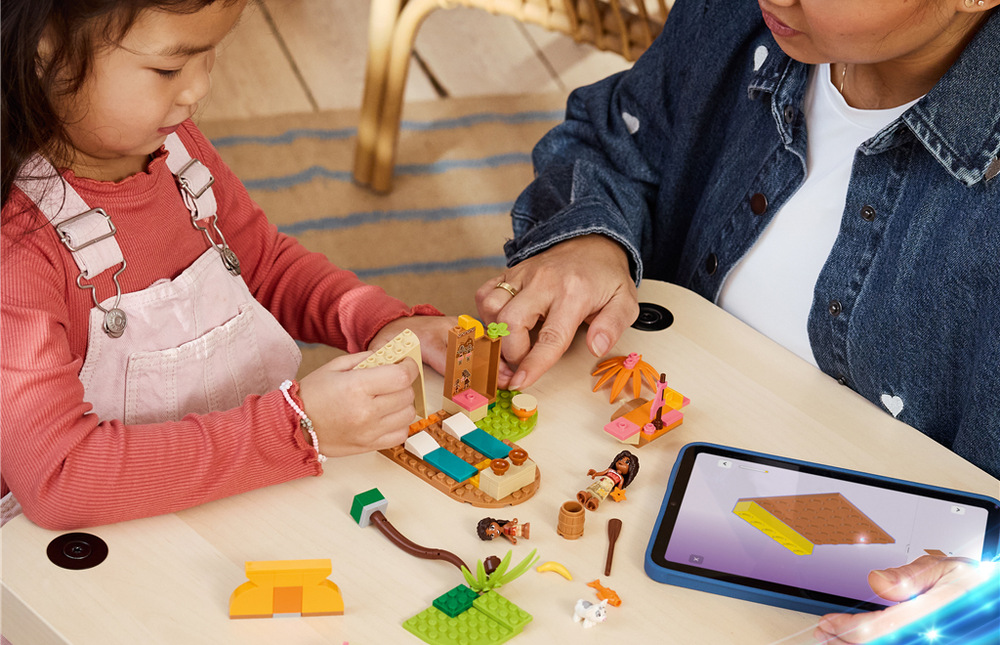 Stavebnice LEGO® │ Disney 43282 Vesnický dům a loďka Vaiana, Simea a prasátko Pua umožňují dětem vymýšlet vlastní ostrovní příběhy a vydávat se s hrdiny na plavby.