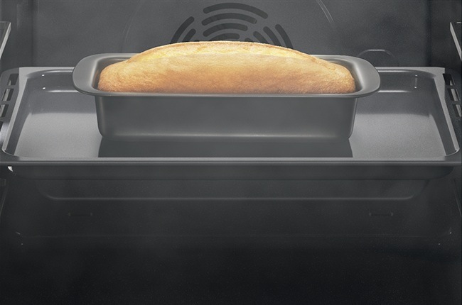 Kombinovaný sporák Whirlpool W6G8LCSWX nerez Detail obrázku těsta během pečení.
