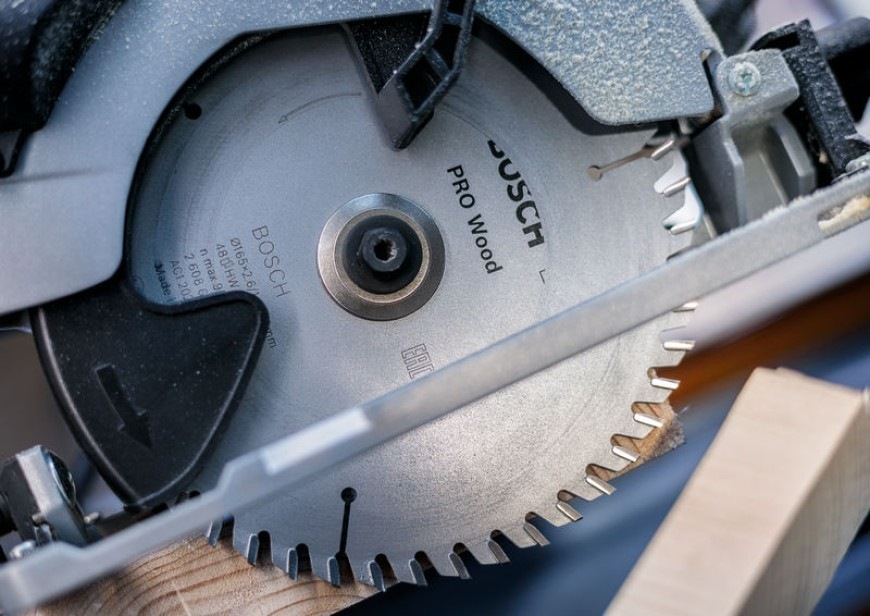 Kotouč pilový Bosch PRO 2.608.837.687 Pilový kotouč Bosch PRO 2.608.837.687 instalovaný v akumulátorové okružní pile