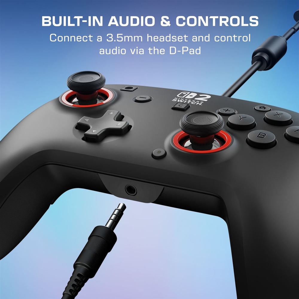 Na obrázku je detail černého gamepadu Turtle Beach Rematch Wired s analogovými páčkami lemovanými červenými kroužky, směrovým křížem a hlavními tlačítky. Ve spodní části gamepadu je 3,5mm konektor pro připojení sluchátek, ke kterému směřuje zobrazený audio kabel. Text nad produktem upozorňuje na možnost ovládat zvuk pomocí směrového kříže.