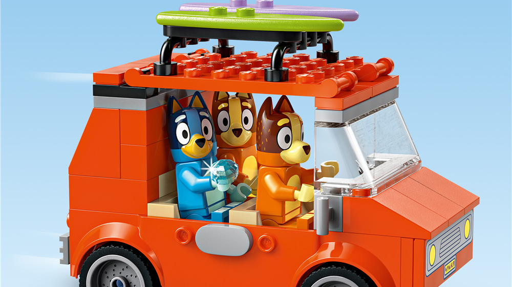 Stavebnice LEGO® Bluey 11202 Bluey a rodinný výlet autem na pláž Samostatné modely, začátečnické kostky a obrázkový návod usnadňují dětem od čtyř let první stavitelské pokusy.