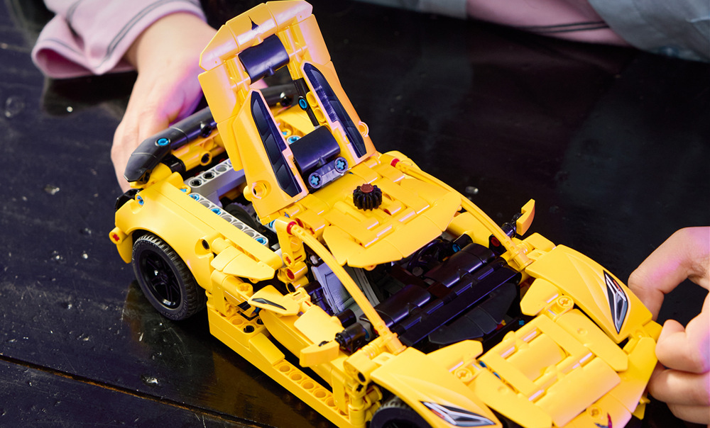 Stavebnice LEGO® Technic 42205 Chevrolet Corvette Stingray Sportovní tvary a výrazné barvy dělají z modelu LEGO Technic nápadnou dekoraci vhodnou na polici či stůl.