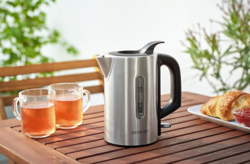Cestovní rychlovarná konvice Sencor SWK 170SS o objemu 0,5 l se dvěma šálky a lžičkami